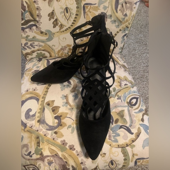 Elegant Black Women's Shoes - Picture 2 of 6